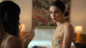 Pendientes de aro de piedra chapados en oro Sohi que lleva Maca (Berta Castañé) como se ve en Oasis Resort (S01E03)