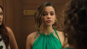 Mini vestido Zimmermann Teddy Collected Broderie Anglaise que lleva Maca (Berta Castañé) visto en Oasis Resort (S01E04)