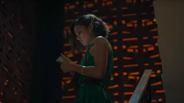 Pulseras de puño doradas gruesas Woworama que lleva Maca (Berta Castañé) como se ve en Oasis Resort (S01E04)
