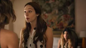 Zara Camiseta sin Mangas blanca de lunares llevada por Laura (Laura Simón) vista en Oasis Resort (S01E04)