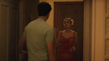 Rebajas Vestido Corto Aurie que lleva Maca (Berta Castañé) tal como se ve en Oasis Resort (S01E05)