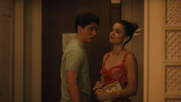 Accesorios de pochette Louis Vuitton que lleva Maca (Berta Castañé) visto en Oasis Resort (S01E05)
