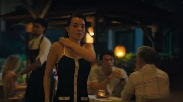 Maje Mini Vestido de Punto. llevada por Sofía (Ada Molina) como se ve en Oasis Resort (S01E05)
