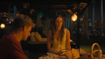 Loewe x Paula's Ibiza Pet Basket Bag que lleva Laura vista en Oasis Resort (S01E05)