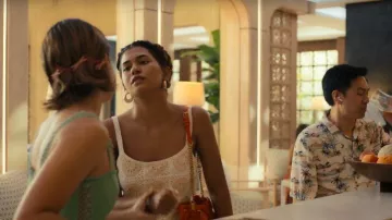 Vestido mini de ganchillo blanco de ganchillo de la abuela Zara usado por Leo (Amanda Palomino) visto en Oasis Resort (S01E06)