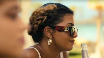 Gafas Gucci Carey Carey Rojo/Azul que lleva Leo (Amanda Palomino) como se ve en Oasis Resort (S01E06)