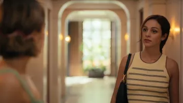Camiseta de punto de punto Sandro que lleva Laura (Laura Simón) como se ve en Oasis Resort (S01E06)