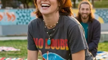 Buzóns de voz de Zoey Deutch para Isabelle 2026 camiseta negra con estampado