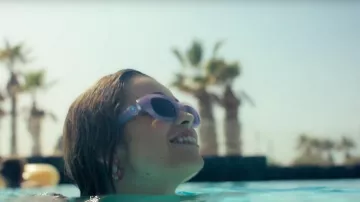 Swarovski Purple Pillow Sunglasses worn by Maca (Berta Castañé) as seen in Oasis Resort (S01E08)