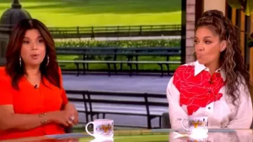 Camisa corta de manga larga de Victoria Beckham portada por Sunny Hostin, vista en The View el 19 de junio de 2026