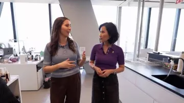 Theory Ribbed Compact Crepe Short-sleeve Polo Shirt worn by Vicky Nguyen as seen in Today on  June 19, 2026
