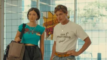 Fin del apartheid camiseta de activismo por los derechos humanos que lleva Bobby (Finn Bennett) en los cuartos traseros