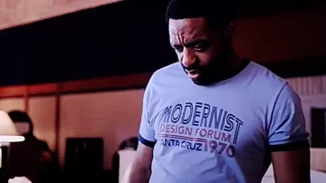 Camiseta Ringer de 1970 del Modernist Design Forum Santa Cruz llevada por Clark (Chiwetel Ejiofor) en Backrooms