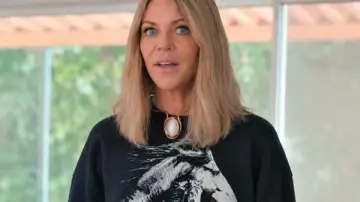Hacks S01 Kaitlin Olson Sweat noir à motif de cheval tel que vu dans Hacks (S05)