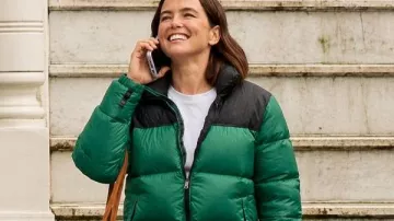 Mensajes de voz para Isabelle 2026 Zoey Deutch Green Puffer Jacket llevado por Jill Shaw (Zoey Deutch) visto en los mensajes de voz para Isabelle