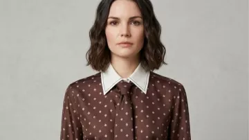 No apto para el trabajo: Blusa corbata Ella Hunt usada por AJ Pascarelli (Ella Hunt) como se ve en No apto para el trabajo (S01)