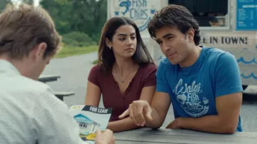 Camiseta Hollister de manga corta de henley usada por Alice Dhawan (Sadie Laflamme-Snow) vista en El camino a casa (S04E03)