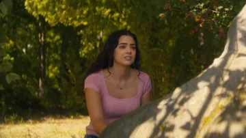 Jersey Hollister de manga corta y cuello cuadrado llevado por Alice Dhawan (Sadie Laflamme-Snow) como se ve en El camino a casa (S04E03)