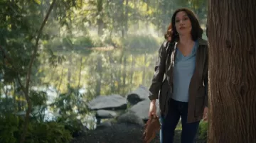 ATM Anthony Thomas Melillo T-shirt à manches courtes à col en V porté par Kat Landry (Chyler Leigh) tel que vu dans The Way Home (S04E04)