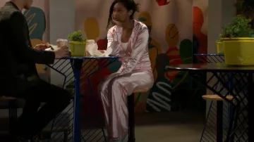 Pantalons Marrknull Hanger Lounge portés par Kat Richardson (Colby Muhammad) tels que vus dans Beyond the Gates (S02E112)