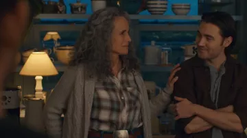 Chemise à carreaux Hunter par Rails portée par Del Landry (Andie MacDowell) telle que vue dans The Way Home (S04E05)