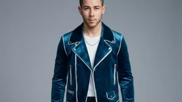 Power Ballad Nick Jonas Blue Velvet Biker Jacket portée par Danny Wilson (Nick Jonas) telle que vue dans Power Ballad