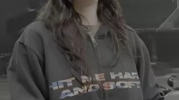 Billie Eilish me golpea fuerte y suave la gira en directo con sudadera gris en 3D