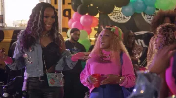 Bolsa de verano Macys ON 34TH con cuentas nuevas, sobre de bolso con cuentas y bolso de verano, llevada por Angela Oakley, tal como se ve en The Real Housewives of Atlanta (S17E11)