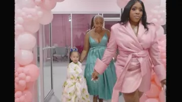 Vestido de escaleras con cinturón Hutch que lleva Pinky Cole, tal como se ve en Las verdaderas amas de casa de Atlanta (S17E12)