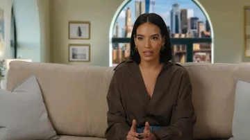 Camisa oversized de novio Norma Kamali Traje de bodysuit llevado por Danielle Olivera como se ve en In the City (S01E05)