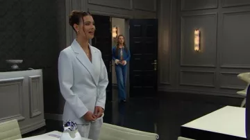 Abrir Editar Los pantalones cortos bermudas Icon High Rise que lleva Electra Forrester (Laneya Grace) tal como se ve en The Bold and the Beautiful (S39E193)