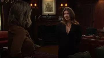 Chaqueta de crepé de reloj de arena House of CB Luella llevada por Steffy Forrester (Jacqueline MacInnes Wood) como se ve en The Bold and the Beautiful (S39E193)