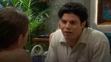 Polo de algodón texturizado con armazón que lleva RJ Forrester (Brayan Nicoletti) como se ve en The Bold and the Beautiful (S39E191)