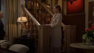 Aritzia The Splendor Trench Coat que lleva Hope Logan (Annika Noelle) como se ve en The Bold and the Beautiful (S39E190)