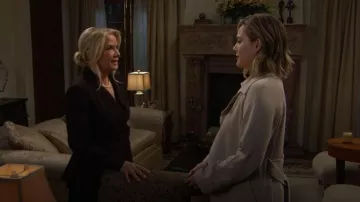 Vestido de americana plisada Simkhai Alexandra que lleva Brooke Logan (Katherine Kelly Lang) como se ve en The Bold and the Beautiful (S39E190)