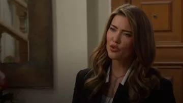 Chaqueta de traje de cuello contraste Karl Lagerfeld Paris llevada por Steffy Forrester (Jacqueline MacInnes Wood) como se ve en The Bold and the Beautiful (S39E189)