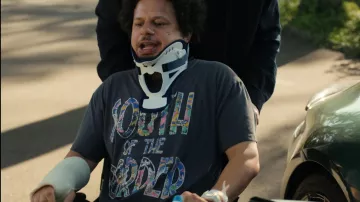 Camiseta de South of the Border que lleva Marcus Pinchel (Eric Andre) en Little Brother