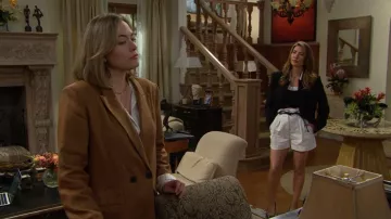 Sandalia plataforma Steve Madden Oaklie Slide usada por Steffy Forrester (Jacqueline MacInnes Wood) como se ve en The Bold and the Beautiful (S39E188)