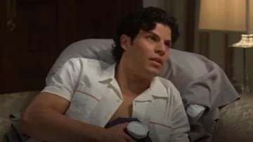 Camisa de manga corta de Londres de cera que lleva RJ Forrester (Brayan Nicoletti) como se ve en The Bold and the Beautiful (S39E188)