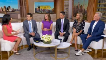 Camisa con estampado de margaritas de Maje Rafi llevado por Lara Spencer tal como se ve en Good Morning America el 26 de junio de 2026