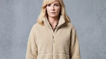 Dutton Ranch S01 Abrigo blanco de Sherpa Kelly Reilly llevado por Beth Dutton (Kelly Reilly) tal como se ve en Dutton Ranch (S01)