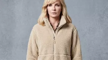 Dutton Ranch S01 Abrigo blanco de Sherpa Kelly Reilly llevado por Beth Dutton (Kelly Reilly) tal como se ve en Dutton Ranch (S01)