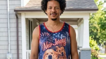 Eric André Little Brother Graphic New Jersey Tank Top usada por Marcus Pinchel (Eric Andre) tal como se ve en Little Brother