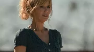 Dutton Ranch Kelly Reilly Cardigan azul de punto de cable usado por Beth Dutton (Kelly Reilly) tal como se ve en Dutton Ranch (S01)