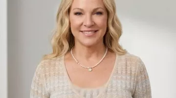 TYATR Sharon Newman tejió cardigan como se ve en El joven y los inquietos