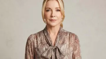 La blusa de cuello enlazado de Nikki Newman Young and the Restless como se ve en The Young and the Restless