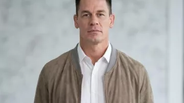Chaqueta bomber de ante John Cena de Little Brother 2026 usada por Rudd Landy (John Cena) tal como se ve en Little Brother