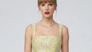 Taylor Swift Tight End University Mini Dress en Taylor Swift interpreta 'Love Story' para Tight End University de Travis Kelce