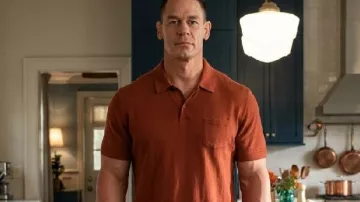 Camisa polo roja John Cena de Little Brother 2026 usada por Rudd Landy (John Cena) tal como se ve en Little Brother