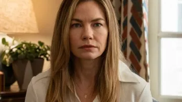 Camiseta polo blanca de Hermano Pequeño Michelle Monaghan llevada por Deirdre Landy (Michelle Monaghan) tal como se ve en Hermano Pequeño